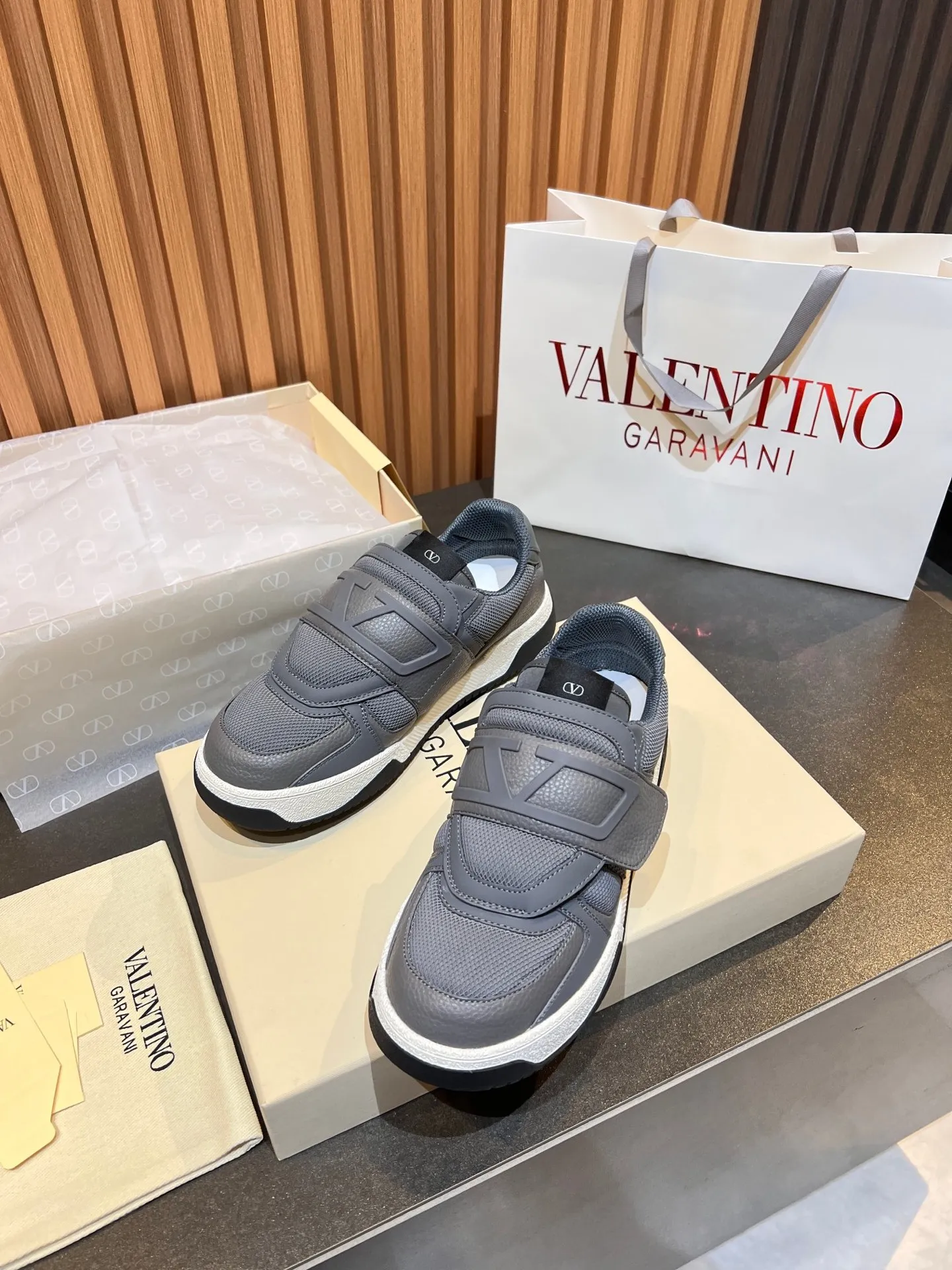 Men's men's shoes 💰760 VLTN Valentin 𝑶𝒏𝒆𝑺𝒕𝒖𝒅 Couple's sneaker series Valentino 2025 new couple's sneakers are on sale. The original ZP purchased and disassembled. Repeated pattern making and modification. The strength must be restored one to one! Top luxury masterpiece Velcro design Soft and comfortable imported calfskin 🧧brings excellent and elegant texture and excellent on-foot comfort Top purchasing version upper: imported calfskin surface/original oil edge craftsmanship Inner: water-dyed cowhide lining Outsole: original development 𝐓𝐏𝐔 two-color combination outsole Packaging: original configuration complete package Code number: 35-46 (45 46 customized)